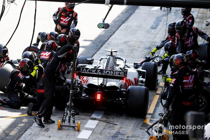 Kevin Magnussen, Haas VF-20, pit stop