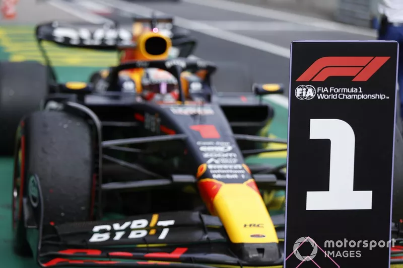 Max Verstappen, Red Bull Racing RB19, 1a posizione, arriva al Parco Chiuso
