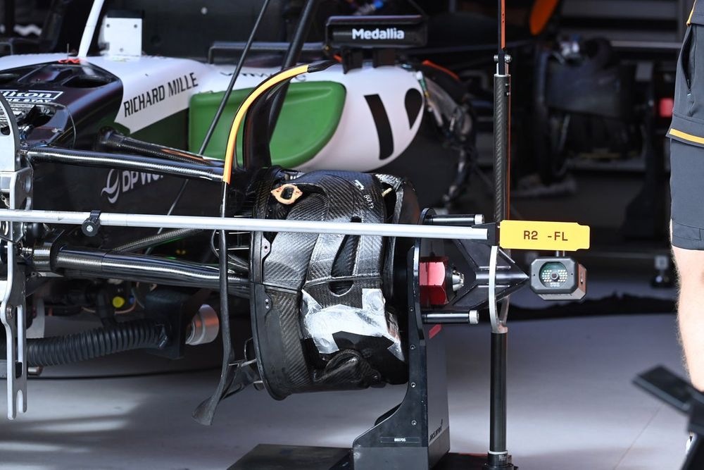 Las flechas de dirección y el tambor de freno delantero del McLaren MCL60 