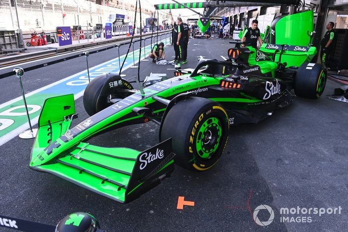 El Stake F1 Team Kick Sauber C44 en el pit lane