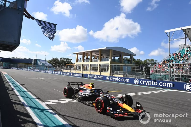 Sergio Perez, RB20 de Red Bull Racing, passe le drapeau à damier lors des qualifications