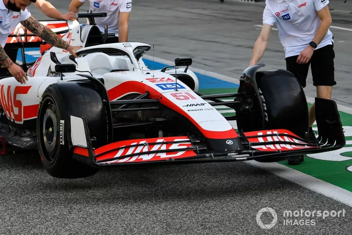 Mechanics in the pit lane with the car of Pietro Fittipaldi, Haas VF-22

