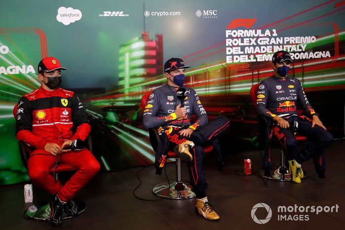 Charles Leclerc, Ferrari, 2ª posición, Max Verstappen, Red Bull Racing, 1ª posición, Sergio Pérez, Red Bull Racing, 3ª posición en la conferencia