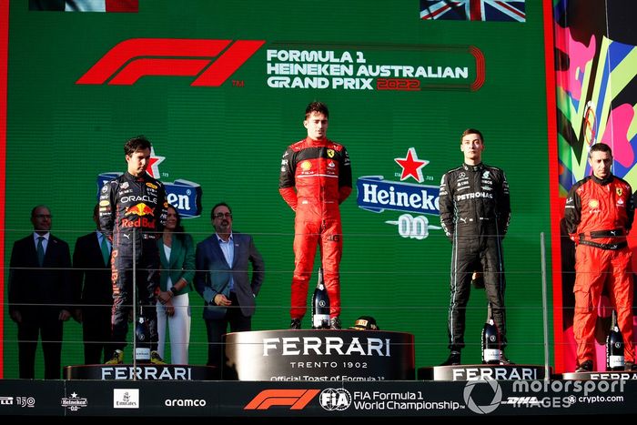 Podio: segundo lugar Sergio Pérez, Red Bull Racing, ganador Charles Leclerc, Ferrari, tercer lugar George Russell, Mercedes-AMG