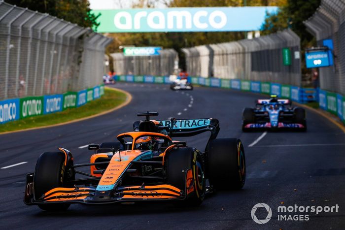 Daniel Ricciardo, McLaren MCL36, Esteban Ocon, Alpine A522