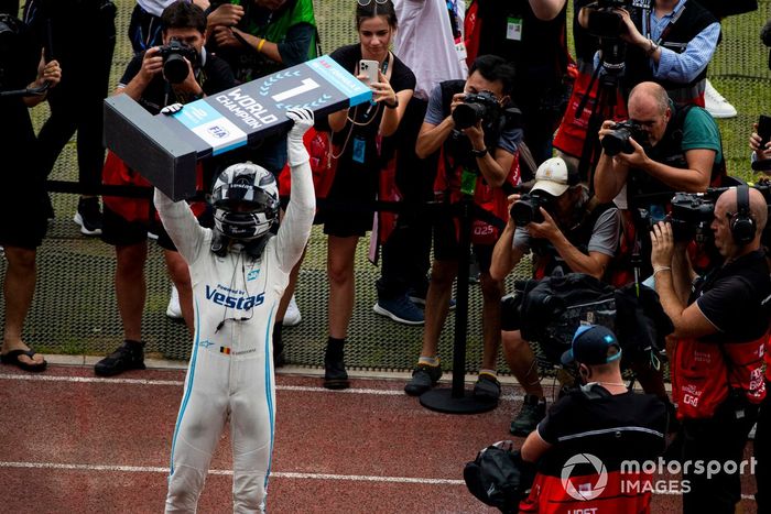 Stoffel Vandoorne, Mercedes-Benz EQ, segundo, celebra la consecución del título