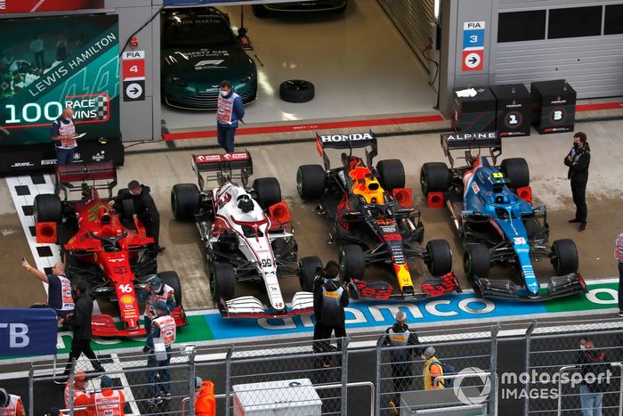 Los coches de Charles Leclerc, Ferrari SF21, Antonio Giovinazzi, Alfa Romeo Racing C41, Max Verstappen, Red Bull Racing RB16B, y Esteban Ocon, Alpine A521, en el Parc Ferme
