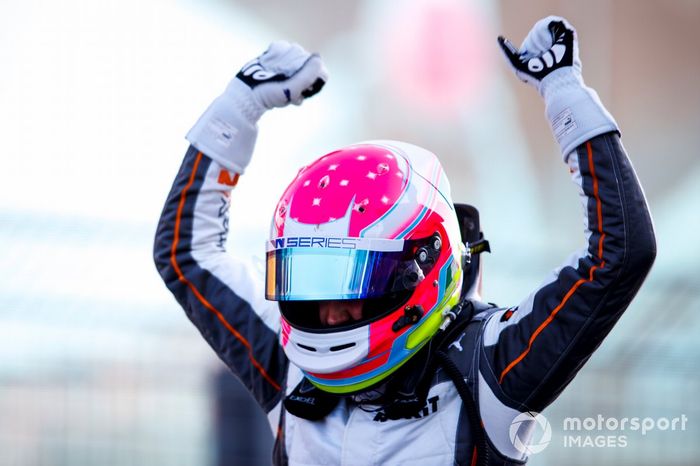 Ganadora de la carrera, Alice Powell, lo celebra en Parc Ferme 