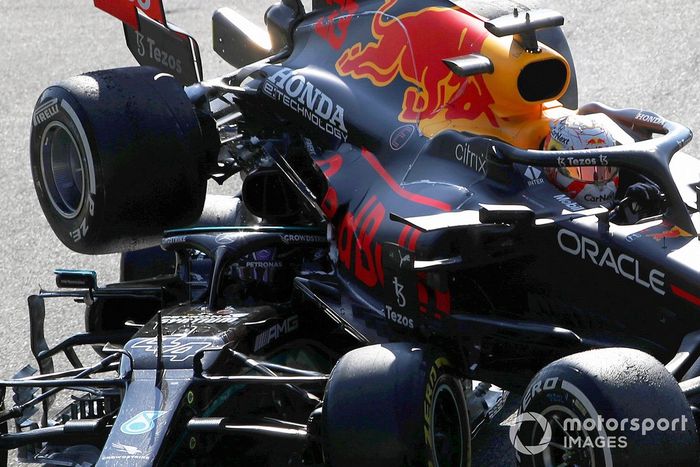 Choque de Max Verstappen, Red Bull Racing RB16B y Lewis Hamilton, Mercedes W12,
