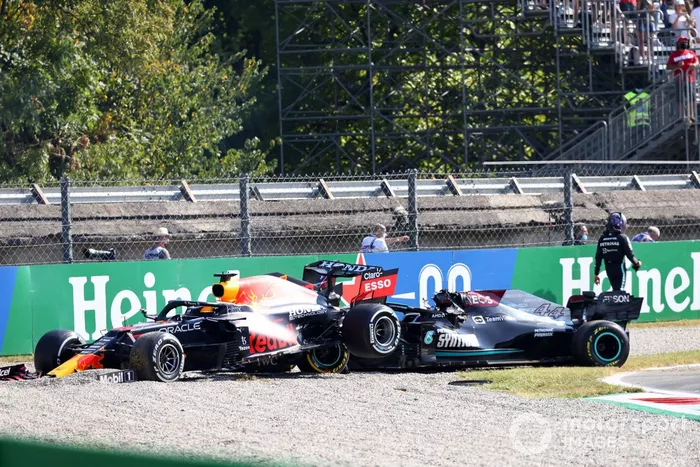 Lewis Hamilton, Mercedes, se aleja de su coche tras chocar con Max Verstappen, Red Bull Racing RB16B