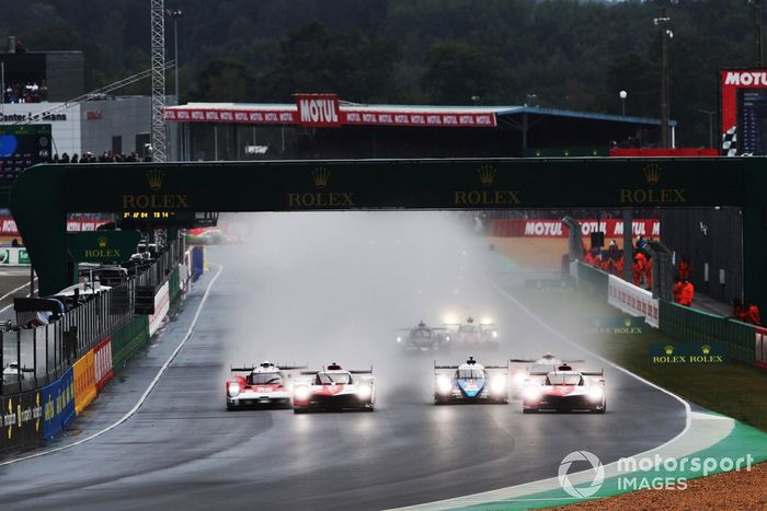 Inicio, #7 Toyota Gazoo Racing Toyota GR010 - Hybrid Hypercar, Mike Conway, Kamui Kobayashi, José María López ,  #8 Toyota Gazoo Racing Toyota GR010 - Hybrid Hypercar, Sebastien Buemi, Kazuki Nakajima, Brendon Hartley