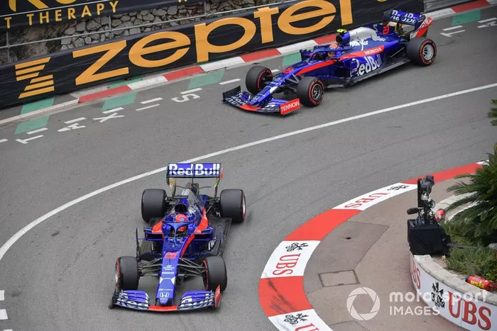 Daniil Kvyat, Toro Rosso STR14, Alexander Albon, Toro Rosso STR14