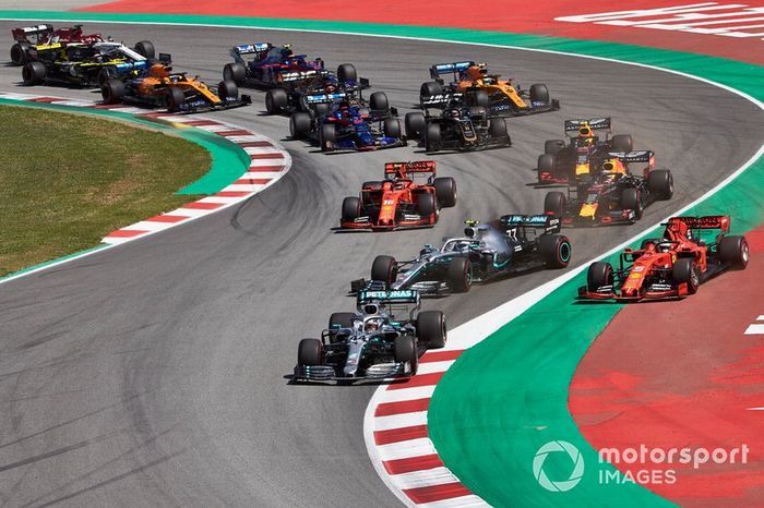 Lewis Hamilton, Mercedes AMG F1 W10, Valtteri Bottas, Mercedes AMG W10, Sebastian Vettel, Ferrari SF90,Max Verstappen, Red Bull Racing RB15, Charles Leclerc, Ferrari SF90, y el resto en la primera curva