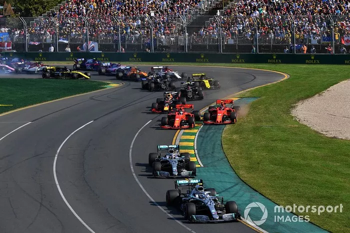 Valtteri Bottas, Mercedes AMG W10, precede Lewis Hamilton, Mercedes AMG F1 W10, Sebastian Vettel, Ferrari SF90, Charles Leclerc, Ferrari SF90, e Max Verstappen, Red Bull Racing RB15, ed il resto del gruppo alla prima curva