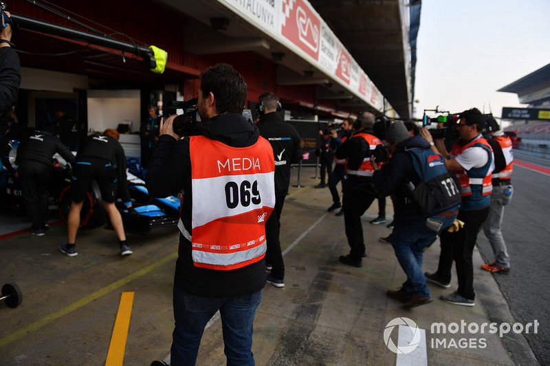 Фотографы у гаража Williams Racing