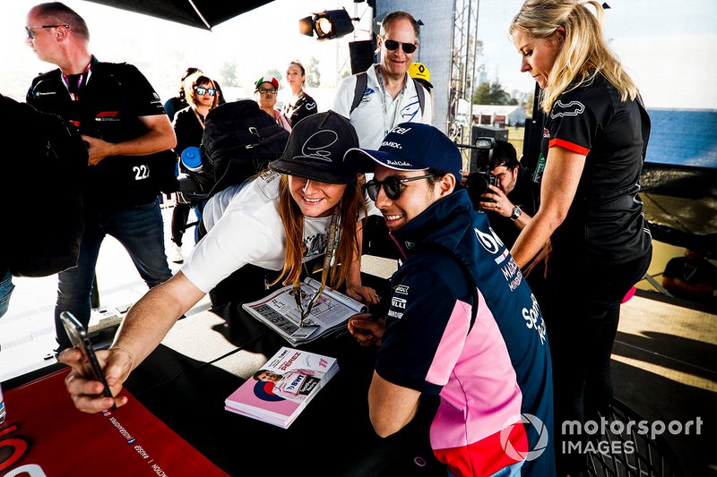 Sergio Perez, Racing Point, posa per un selfie con una tifosa