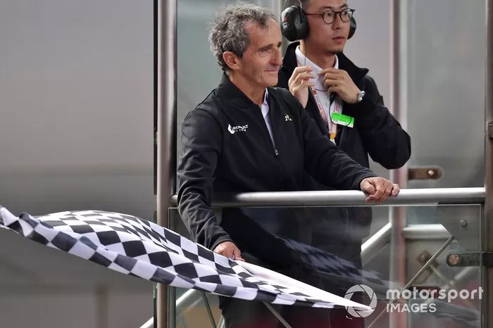 Alain Prost con la bandera a cuadros