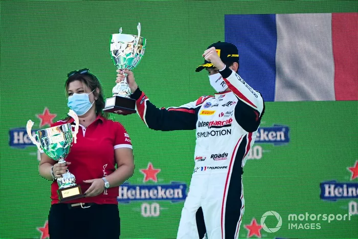 Il rappresentante dei costruttori vincitore e Theo Pourchaire, ART Grand Prix festeggia sul podio con il trofeo 