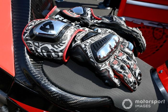 Danilo Petrucci, Ducati Team's gloves