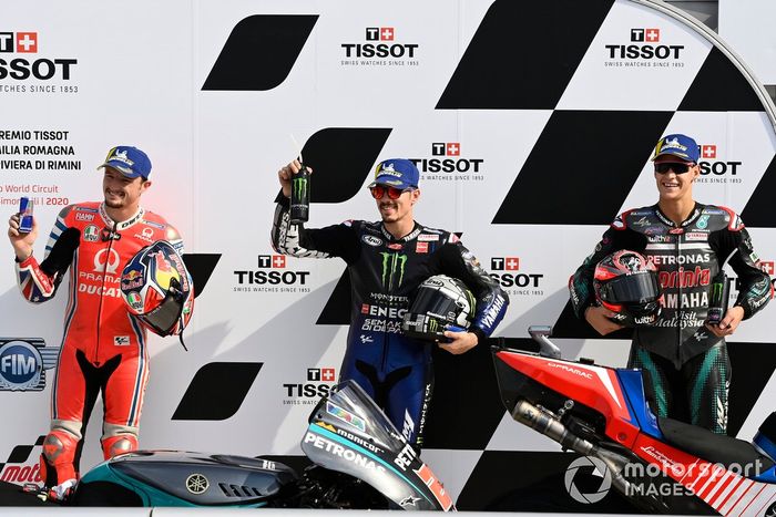 Los 3 primeros clasificados: segundo Jack Miller, Pramac Racing, ganador de la pole Maverick Viñales, Yamaha Factory Racing, y tercero Fabio Quartararo, Petronas Yamaha SRT