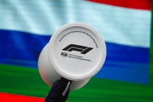 Max Verstappen, Red Bull Racing, 1ª posición, sostiene en alto el trofeo de vencedor.