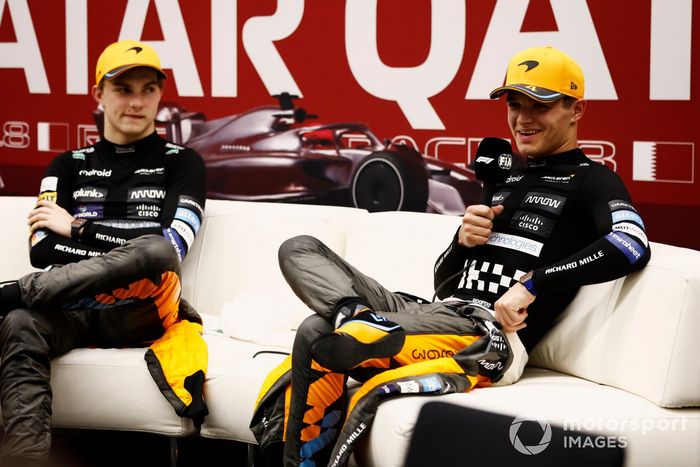 Oscar Piastri, McLaren, 1ª posición, Lando Norris, McLaren, 3ª posición, en la rueda de prensa posterior a la carrera Sprint.