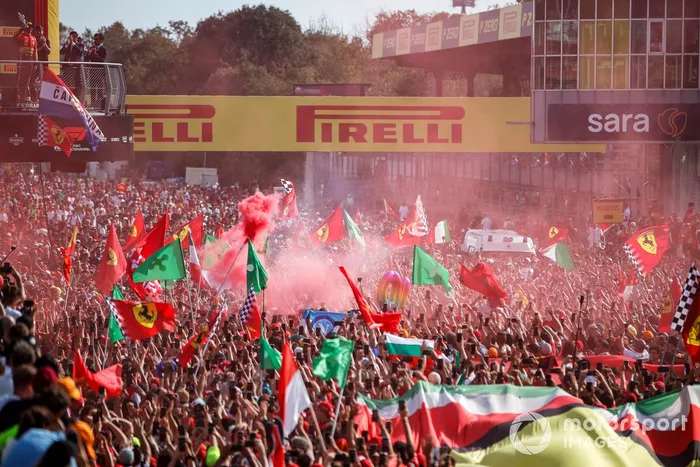 Los aficionados invaden el circuito tras la carrera para la ceremonia del podio