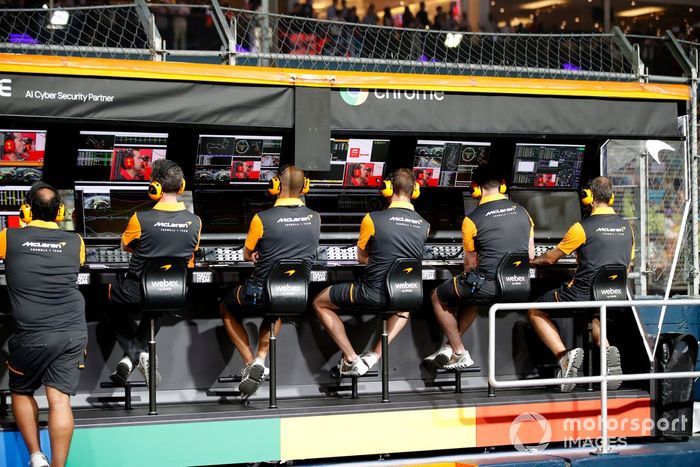 El equipo McLaren en el muro de boxes
