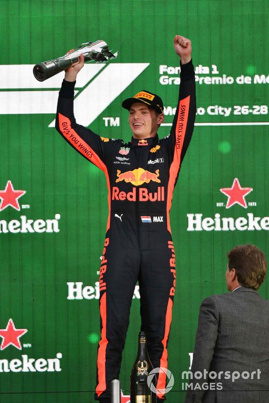 Podio: agandor Max Verstappen, Red Bull Racing celebra