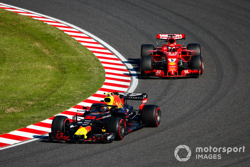 フェルスタッペンとベッテル、スプーンで接触