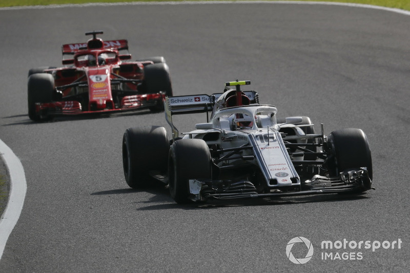 Charles Leclerc, Sauber C37 precede Sebastian Vettel, Ferrari SF71H