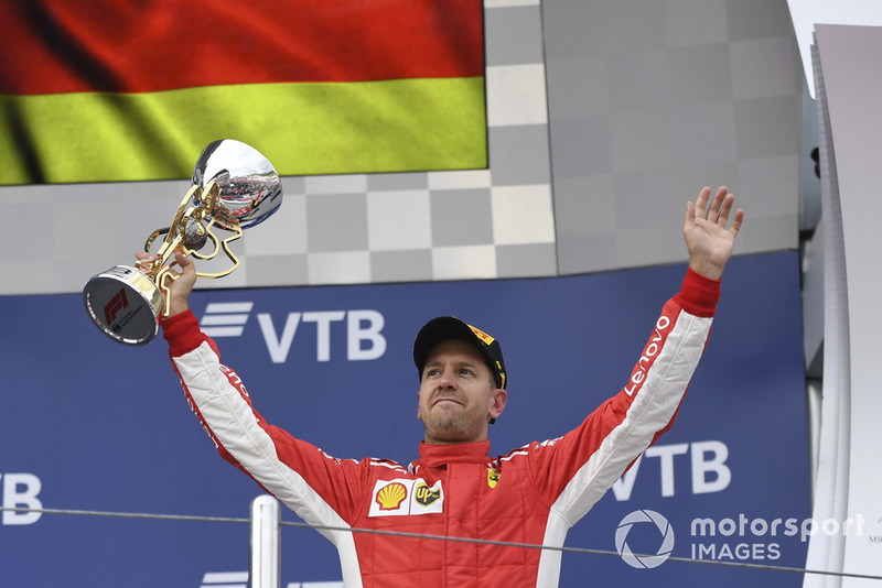 Il terzo classificato Sebastian Vettel, Ferrari, sul podio