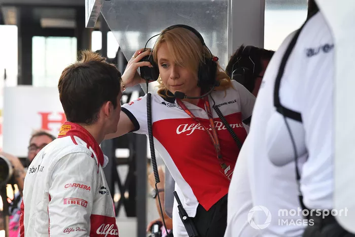 Ruth Buscombe, estratega de Alfa Romeo Racing, dialoga en el muro de pits con Charles Leclerc