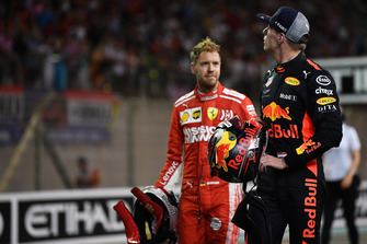 Sebastian Vettel, Ferrari et Max Verstappen, Red Bull Racing dans le Parc Fermé