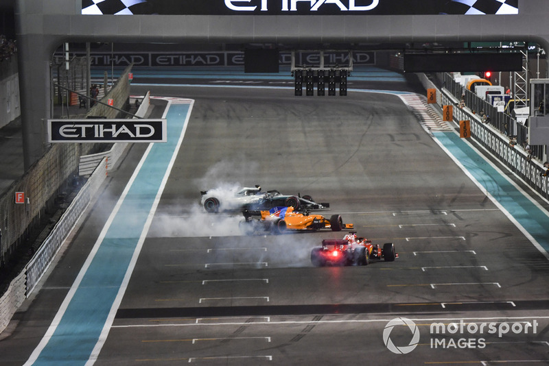 Lewis Hamilton, Mercedes-AMG F1 W09, Sebastian Vettel, Ferrari SF71H y Fernando Alonso, McLaren MCL33 hacen donas al final de la carrera