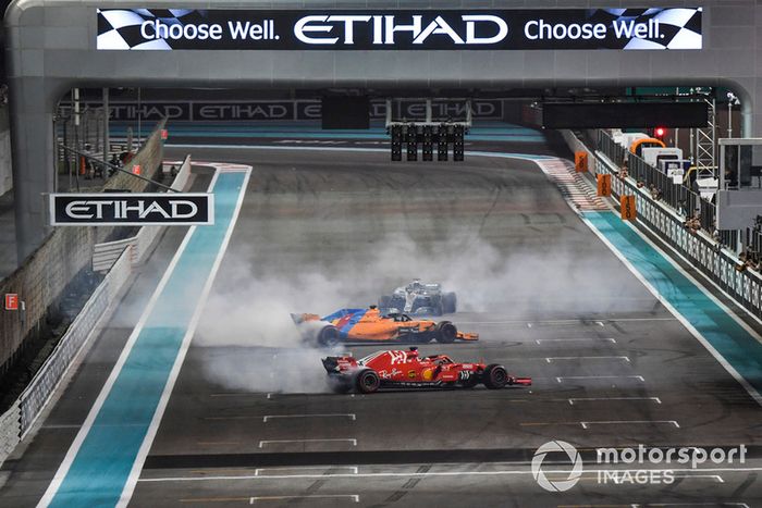 Lewis Hamilton, Mercedes-AMG F1 W09, Sebastian Vettel, Ferrari SF71H y Fernando Alonso, McLaren MCL33 haciendo donas al final de la carrera.