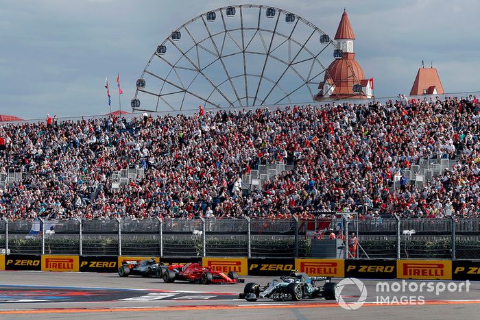 Valtteri Bottas, Mercedes AMG F1 W09 y Sebastian Vettel, Ferrari SF71H y Lewis Hamilton, Mercedes AMG F1 W09