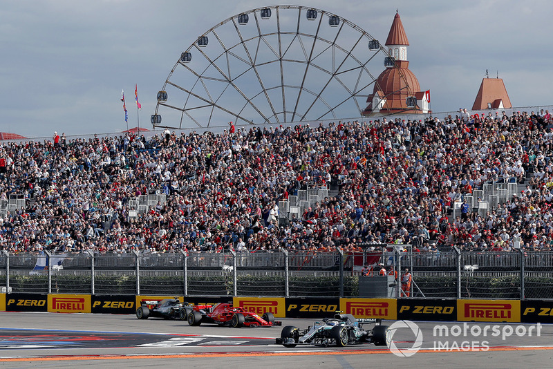 Valtteri Bottas, Mercedes AMG F1 W09 y Sebastian Vettel, Ferrari SF71H y Lewis Hamilton, Mercedes AMG F1 W09