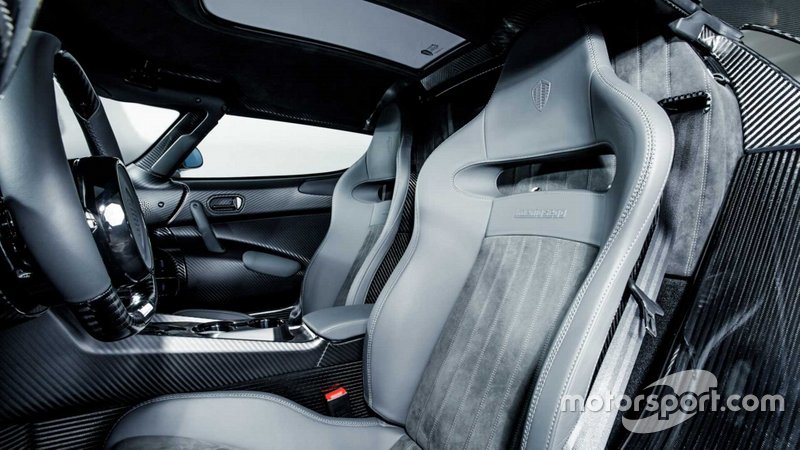 Koenigsegg Regera з чистим карбоновим кузовом