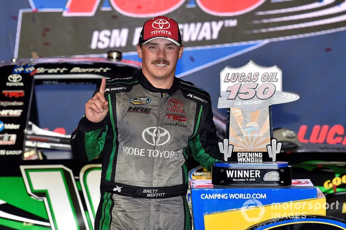 O piloto de 27 anos, que atualmente ocupa a quarta colocação na categoria de picapes da NASCAR, fraturou as duas pernas e passou por cirurgias. 