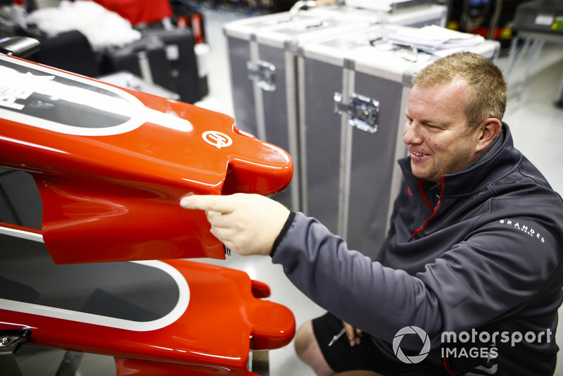 Un membro del team Haas al lavoro su un musetto