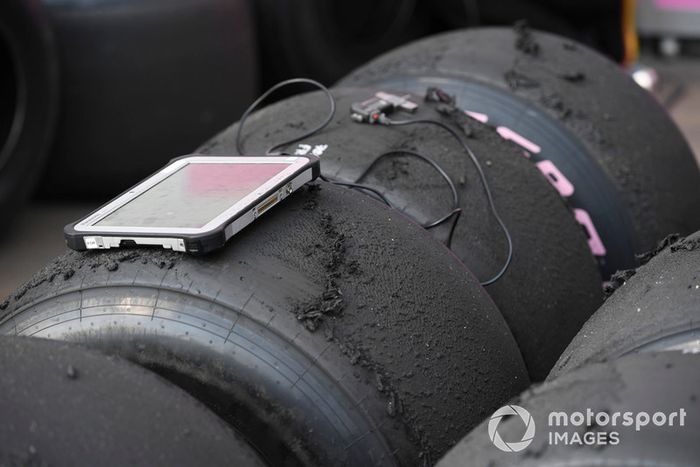 Neumáticos Pirelli.