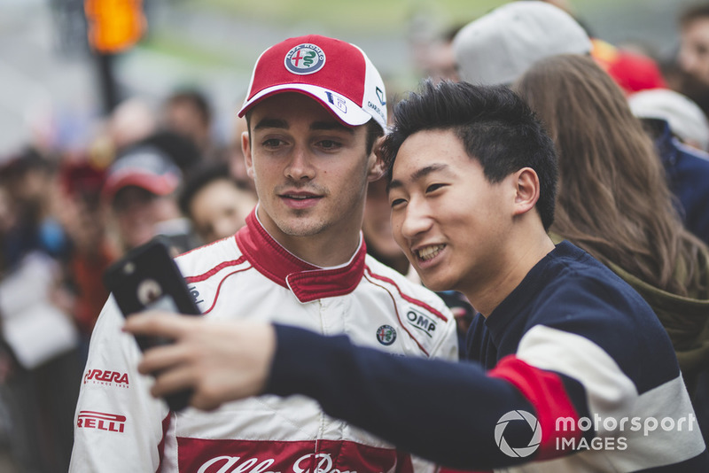 Charles Leclerc, Alfa Romeo Sauber F1 Team fans selfie