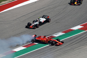 Sebastian Vettel, Ferrari SF71H en tête-à-queue après l'accrochage avec Daniel Ricciardo, Red Bull Racing RB14