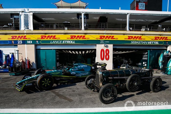 El Aston Martin AMR22 de 2022 y el Green Pea TT1 de 1922