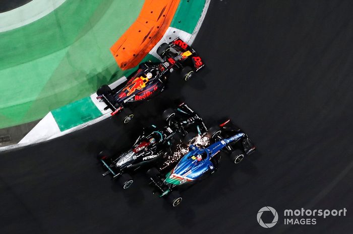 Max Verstappen, Red Bull Racing RB16B, Esteban Ocon, Alpine A521, y Lewis Hamilton, Mercedes W12, luchan por el liderato