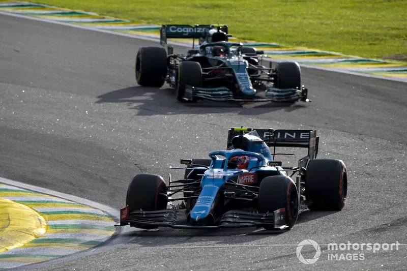 Esteban Ocon, Alpine A521, Sebastian Vettel, Aston Martin AMR21