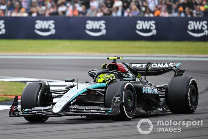 Lewis Hamilton, Mercedes F1 W15, saluda a los aficionados al final de la FP1