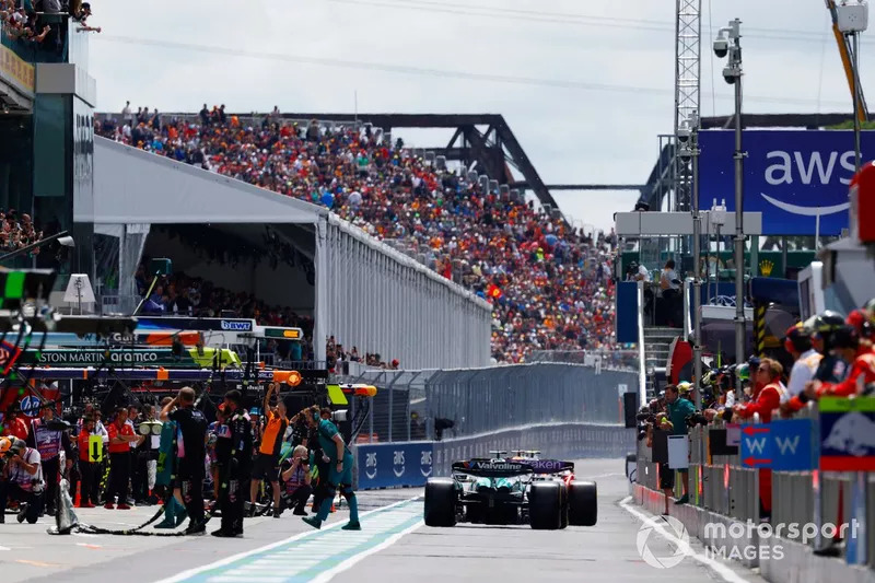 Lance Stroll, Aston Martin AMR24, quitte les stands