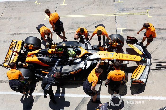 Mecánicos trabajan en el coche de Lando Norris, McLaren MCL38, en el pit lane